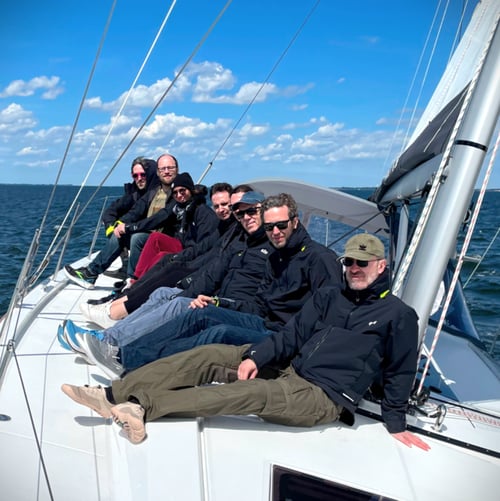 Das Assecor-Team auf dem Deck eines Segelboots während der Workation im Juli 2026.